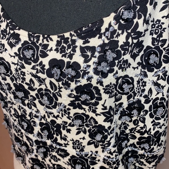 Newport news beaded flower top size XL - Picture 3 of 7